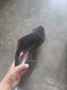 SUEDE BLACK HEELS 👠