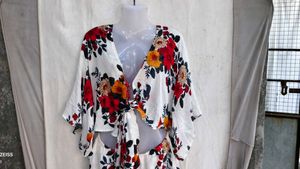 4029. Floral Tie-Front Crop Top &amp; Shorts Set