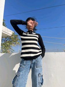 Price Drop!! Black And White Stripes Sweater🤌🏻❤️
