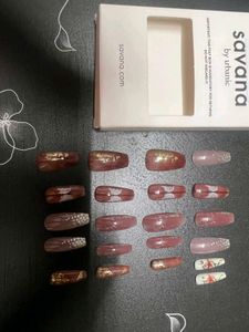 Savana press on Nails with freebies