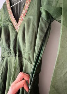 Elegant Green Kurta with Floral Embroidery