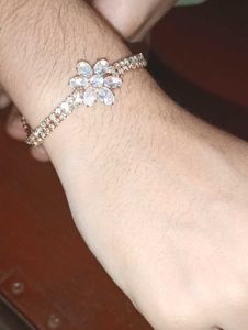 Elegant Snowflake Charm Bracelet