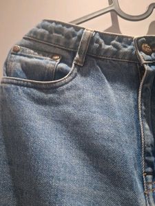 Light Wash Ripped Jeans