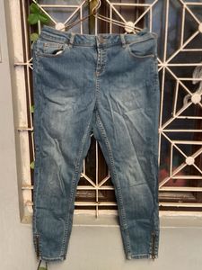 Stylish Blue Denim Jeans with Zipper Accents