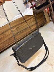 Chic Black Croc-Embossed Crossbody Bag