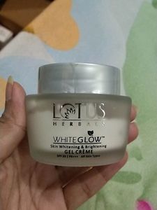 Lotus White Glow Skin Whitening Cream With Spf 25 Pa +++