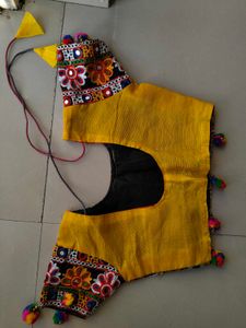 4-9  Beautiful Embroidered Gujarati Chaniya Choli