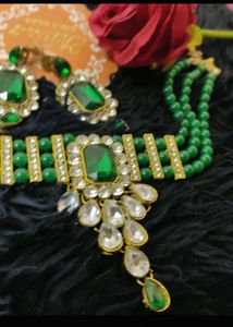 Stunning Emerald Choker Necklace Set