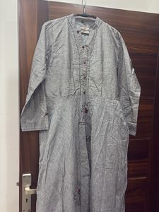 Elegant Grey Kurta with Floral Embroidery
