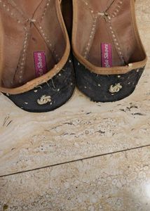 Embroidered Black Juttis