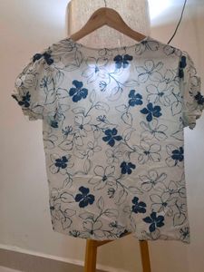 Chic Floral V-Neck Top - Sale