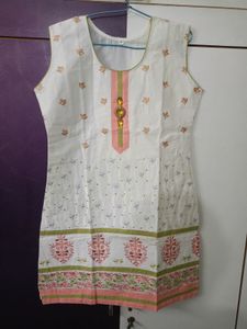 Elegant White Kurta with Floral Print