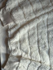 White Furry Winter Sweatshirt – Soft &amp; Cozy 2. Cut