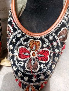 Juttis for women