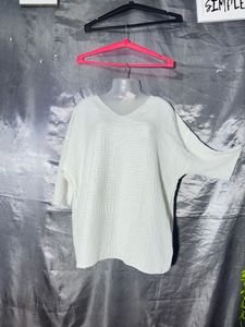 Chic White Textured V-Neck Top