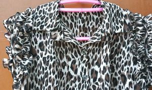 Chic Leopard Print Top