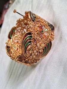 Exquisite Gold Bracelet with Gemstones