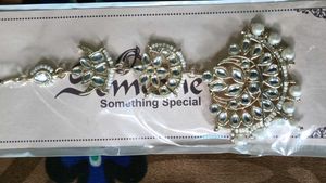 Elegant Kundan Maang Tikka with Pearls