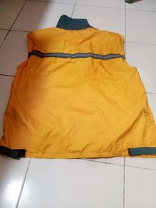 Stylish Two-Tone Sleeveless Jacket
