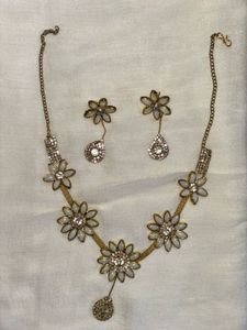 Chic Floral Necklace &amp; Earring Set