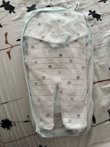 NEW!! 6 pc New Born baby clothing Gift set