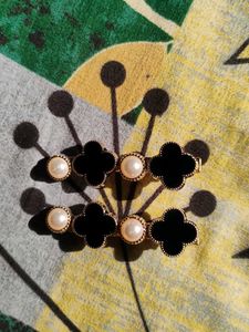 Elegant Black Clover &amp; Pearl Hair Clips