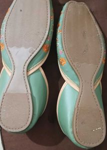 🌸 Handcrafted Embroidered Juttis – Size 41 🌸