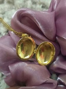 Elegant Pearl and Enamel Pendant Necklace