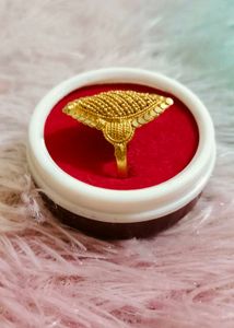 Brand new Elegant Gold Tone Marquise Ring