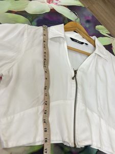 Chic White Cropped Zip-Up Top