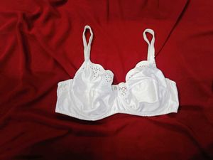 🇳🇿💫🎀Elegant White Satin Lace Bra