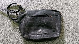 Chic Black Crocodile-Embossed Crossbody Bag