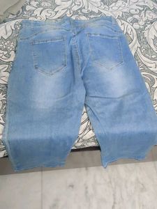 Light Wash Distressed Beach Capri