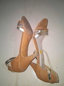 Footin Tan &amp; Gold Heels - Size 5