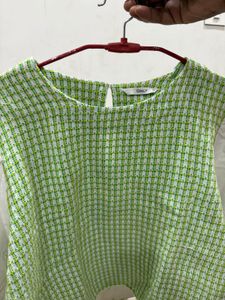 Chic Green &amp; White Checkered Puff Sleeve Top