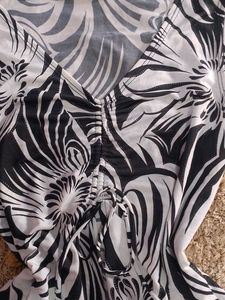 Chic Black &amp; White Leaf Print Top