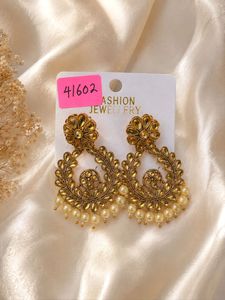 Exquisite Pearl Dangle Earrings