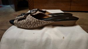 Stylish women's mules with buckle accent