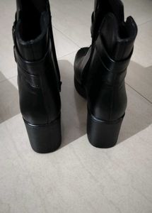 Chic Black Platform Boots with Buckle Detail