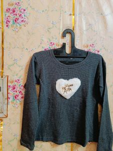 🇳🇿💫🎀Chic charcoal Top with Heart Design