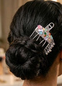 Elegant Hair Comb with Floral Embellishments