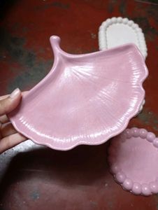 This is a customized leaf tray in pink colour