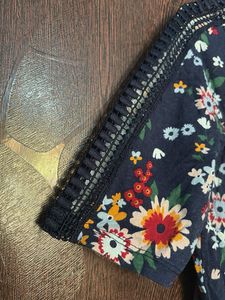Chic Floral Print T-Shirt with Lace Details