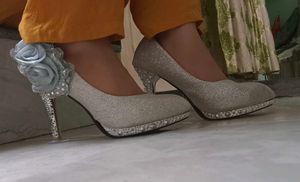 WITH SILLICON HEEL SUPPORT