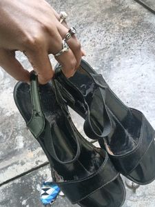 Chic Black Flat Sandals