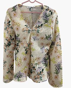 Chic Floral Print Blouse 💛