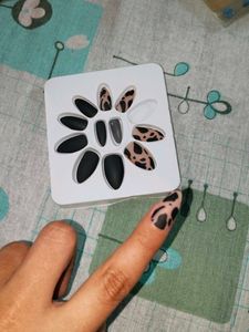 Press-On Nails Set with eyes curler
