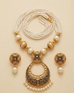 Aura Gold Floral & Pearl necklace
