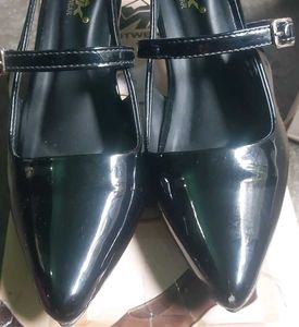 Glossy Black Pointed Toe Heels