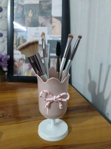 bow brush shelf stand